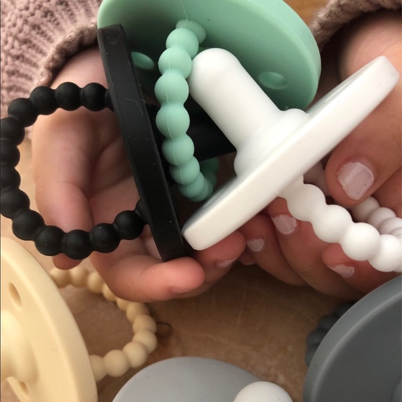 (1) Teething pacifiers - Picture 3 of 9